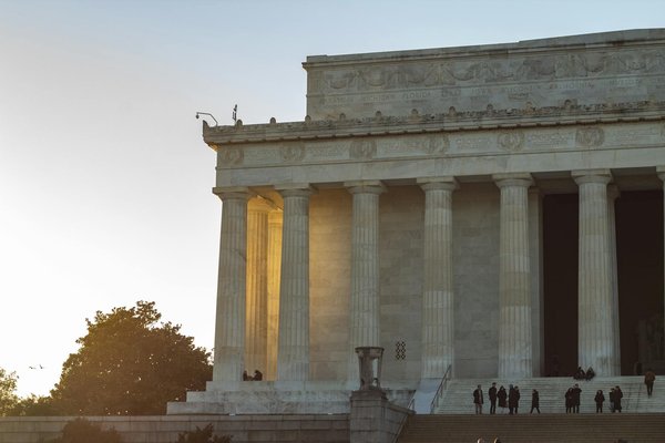 Explore the premier handbook for breathtaking uk coastal hikes: memorable oceanfront trails await!